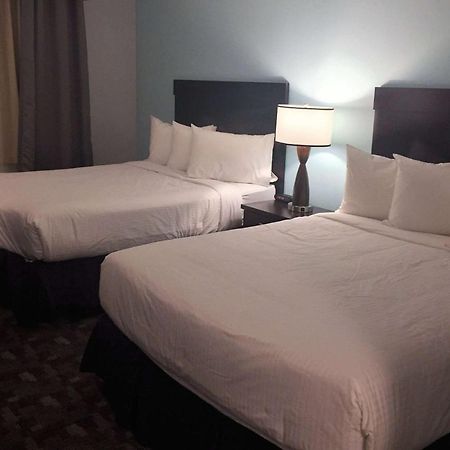 Travelodge By Wyndham Rosetown Экстерьер фото
