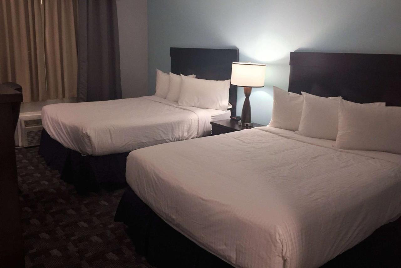 Travelodge By Wyndham Rosetown Экстерьер фото