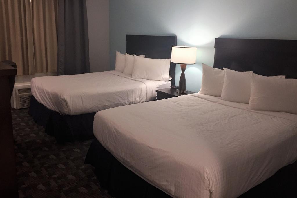 Travelodge By Wyndham Rosetown Экстерьер фото