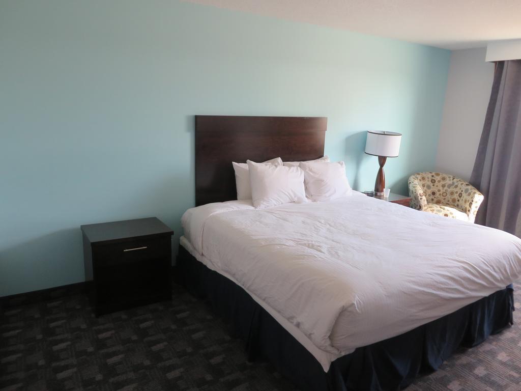 Travelodge By Wyndham Rosetown Экстерьер фото